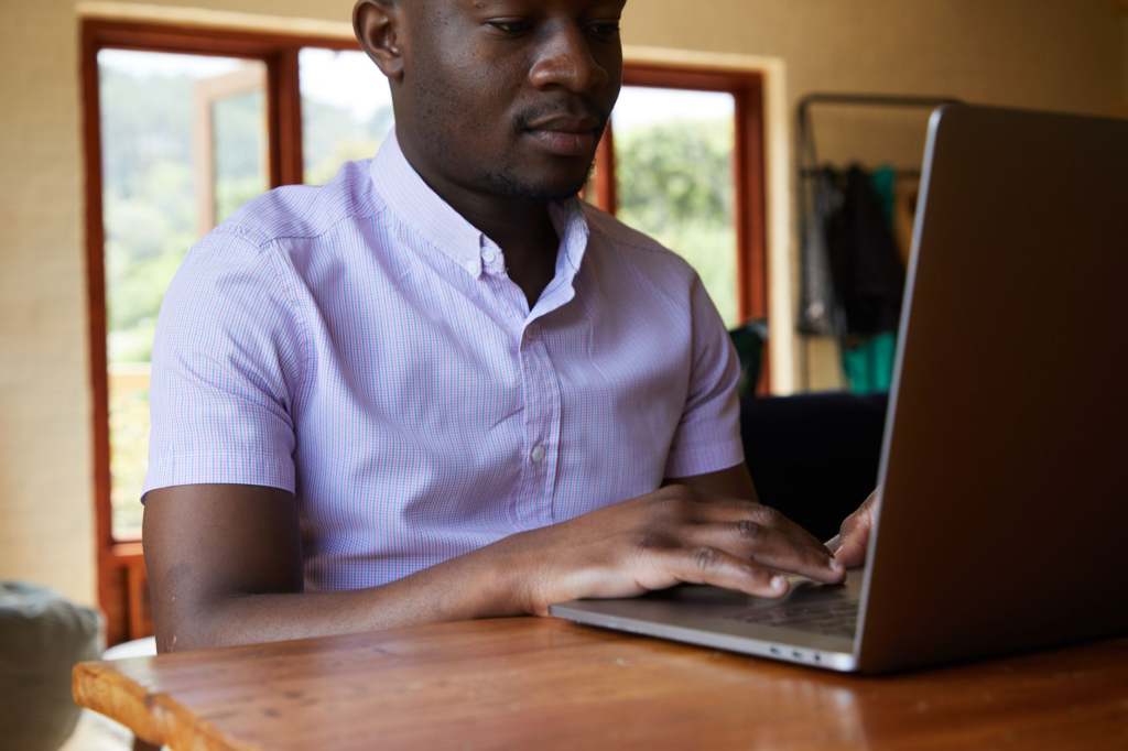 A community member submitting a tip online with a focus on privacy features — anonymous crime tips