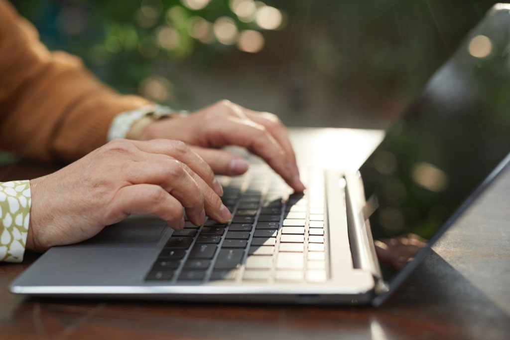 A visual of a person using a computer to submit an anonymous tip online — anonymity in crime reporting